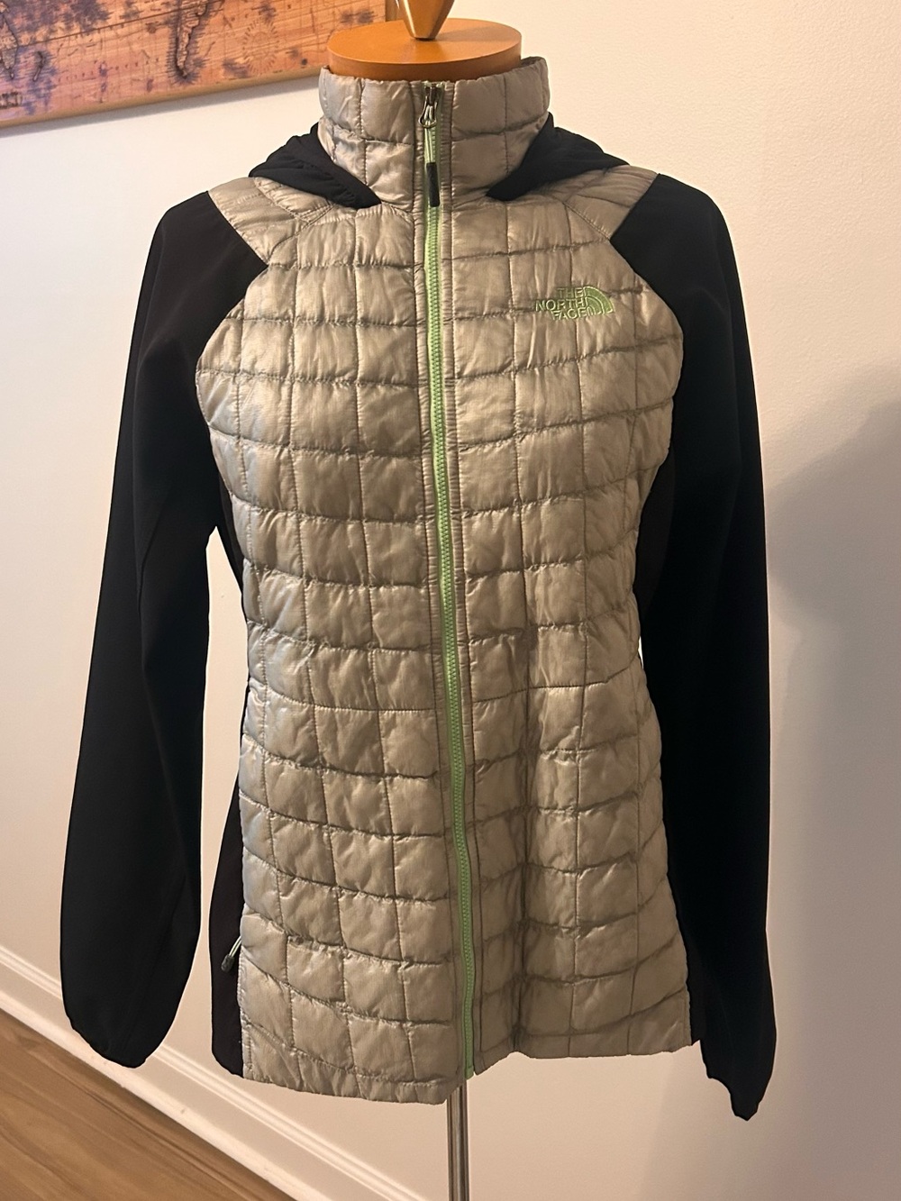 The North Face Women's Quilted Silver Front Black Sleeve Insulated Jacket